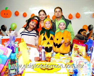 05112007
Gael Rojas López festejó su cumpleaños con sus papás Zulema Selene López y Alejandro Rojas y con los pequeños Alexis Daniel y Bryan Alejandro.