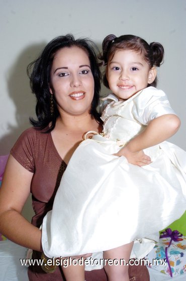 07112007
La festejada en compañía de su mamá Sylvia Corina Márquez Garza.