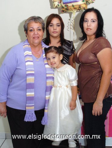 07112007
Silvia Garza, Eva Márquez y Corina Márquez con la pequeña festejada.