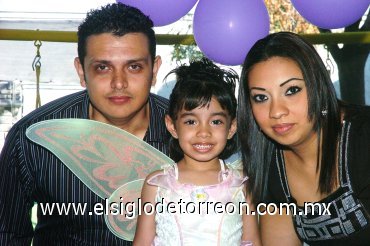 08112007
Natalia Huízar Orozco cumplió cinco años de edad y por tal motivo sus papás Uriel Huízar y Estrella Orozco la festejaron con una piñata.