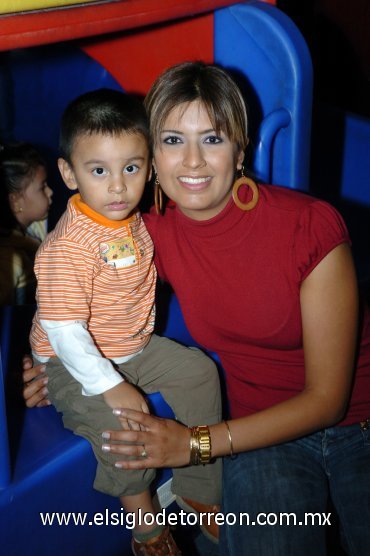 12112007
Adriana Ramírez con su pequeño hijo Adrián.