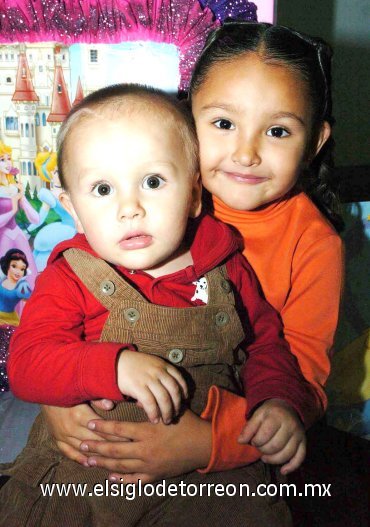12112007
Andrea acompañada de su hermanito Carlos en su fiesta de cumpleaños.