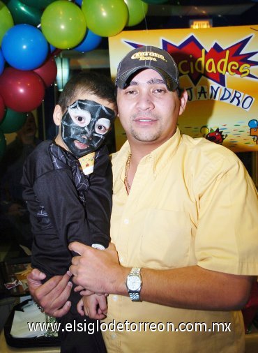 12112007
Como el Hombre Araña el festejado posó junto con su padrino Víctor Hugo Márquez.