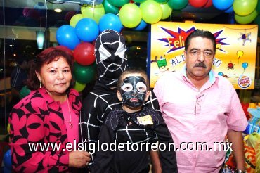 12112007
El festejado acompañado de sus abuelitos Rosa Velia Galván de Pizarro y Jesús Pizarro Gardea, así como del Hombre Araña.