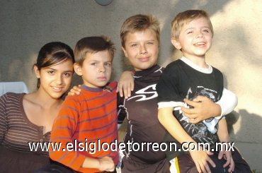 12112007
Karla, Rodrigo y José acompañaron a Santiago en su fiesta de cumpleaños.