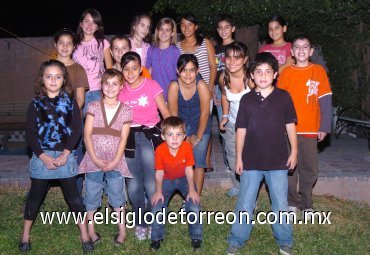 12112007
La festejada acompañada de Luisa, Fernanda, Cristy, Brenda, Dani, Adriana, Vero, Elexa, Ana Gaby, Isabella, Diego, Eduardo, Hugo Alexi, David y Sebastián.