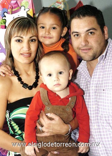 12112007
La festejada acompañada de sus papás Andrea y Carlos Rendón, y de su hermanito Carlos.