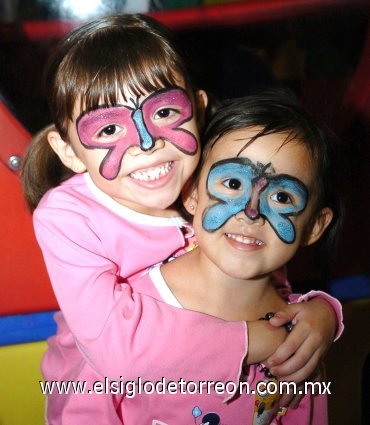 12112007
Las hermanitas Mariana y Johana Rodríguez Reveles disfrutaron de una reunión infantil.