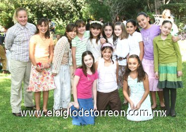 13112007
Bárbara en la compañía de sus amigas Beatriz, Adriana, Pamela, Astrid, Cecy, Carolina, Sofi, Ema, María; primas Estefanía y Cecy y su hermana Regina.