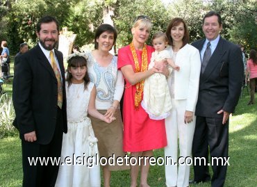 13112007
Bárbara y Jimena de la Peña Schott, acompañados de sus papás Javier de la Peña Cortés y Alejandra Schott de De la Peña, y de sus respectivos padrinos los señores Sergio de la Peña y Emma de De la Peña y Romy Schott.