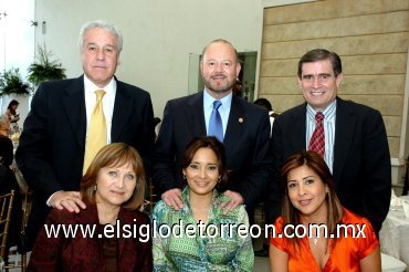 12112007
Adriana de Fernández, Sandra de Garza, Verónica V., Jesús Fernández, Rodolfo Garza y Guillermo S. disfrutaron de reciente evento organizado por los  festejos del Sanatorio Español.