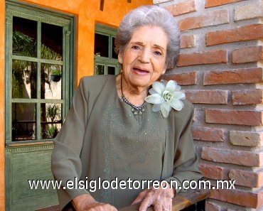 13112007
La señora Flora López viuda de García festejó sus 90 años de vida con una bonita fiesta.