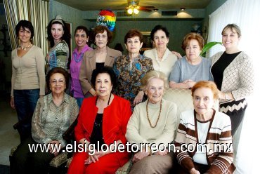 09112007
Esther acompañada de Gabriela, Elena, María Elena, Consuelo de González, Elena de González, María Elena de González, Tete de Martínez, Lilia de Veyán, Carmen