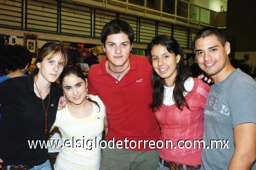 04112007
Andrea Villalobos, Marce Amarante, Luis Portales, Andrés Lopéz y Stephanie López.