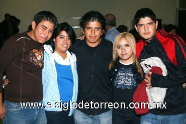 04112007
Edson Guerrero, Ileana Vela, Salvador Martínez, Karina Padilla y Juan Nava.