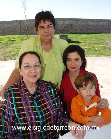 04112007
Irma de Jaidar, Bella Ramón, None Ramón de Pérez Merodio y Alex Pérez Merodio.