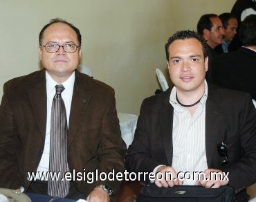 04112007
Juan Francisco Woo Favela y su hijo Juan Francisco Woo Villalobos, en la presentación de un nuevo Club de Sembradores.