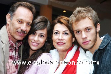 04112007
La festejada con su esposo Carlos Ganem y sus hijos Carlos y Sayda.