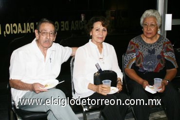 04112007
Lisandro Orozco, Paty de Orozco y Doris Valenzuela.