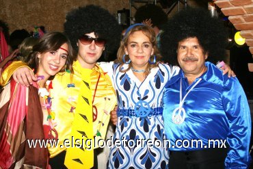 04112007
Myriam acompañada de Mario Martínez y sus hijos Myri y Mario.