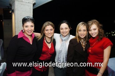 04112007
Roxana Montañez, Ale de Cázares, Priscila de Jaime, Claudia Rueda y Meche Romo, en la despedida de soltera de Tania Manzur.