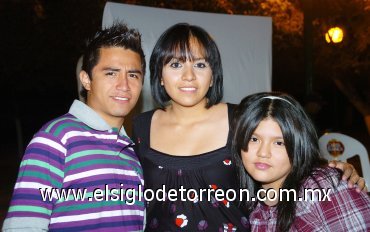 08112007
Alejandro Martínez y Leticia Sánchez, acompañan a Fátima Natalia Gómez Martínez en su reciente cumpleaños.