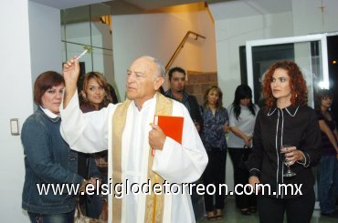 08112007
El sacerdote José Rodríguez Tenorio acudió a realizar la bendición del nuevo local de Lucero López Nava.