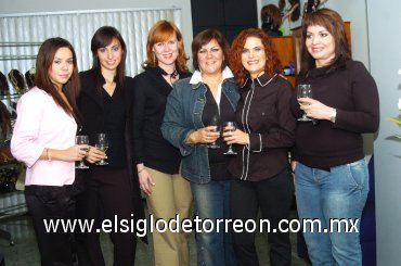 08112007
Luz Urby, Lupita Arredondo, Flor Domínguez, Naima Murra y Marcela de Wong acompañaron a Lucero López Nava.