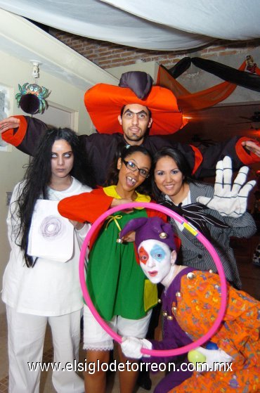 09112007
Quique Reyes, Wendy Alvarado, Angélica Alvarado, Lizbeth Gallardo y Lorena Soldevilla.