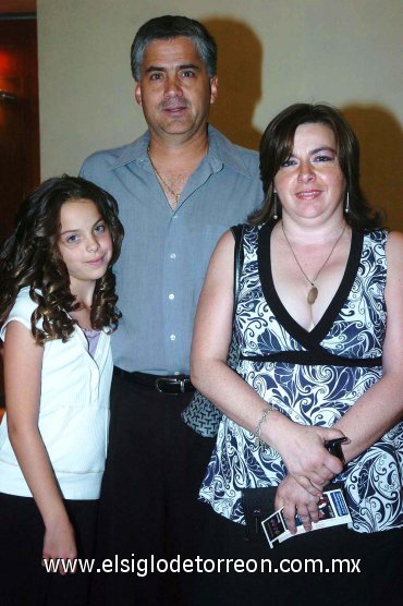 11112007
Armando Mirandé, Mari Carmen Sánchez de Mirandé y la pequeña Amanda, disfrutaron de reciente puesta en escena.