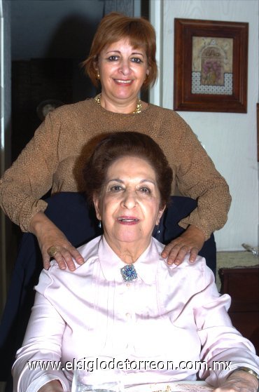 11112007
Fue festejada doña Carolina Abusaid de Peña, la acompaña su hija Alejandra Peña de Rodarte.
