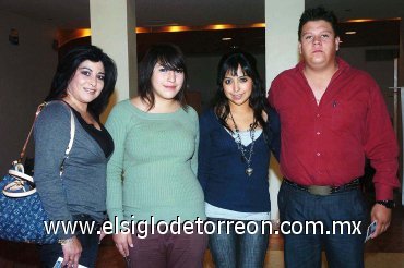 11112007
Ivonne de Mendoza, Mariana Mendoza, Michel Mendoza y Andrés Izaguirre.