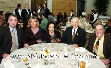 11112007
José Valles, Matilde de Valles, Sendy de López, Tomás López y Enrique Luengo.