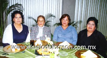 11112007
Margarita Cortés, Minerva Rodríguez y Belén Olguín acompañaron a Andrea Olguín en su fiesta de cumpleaños.