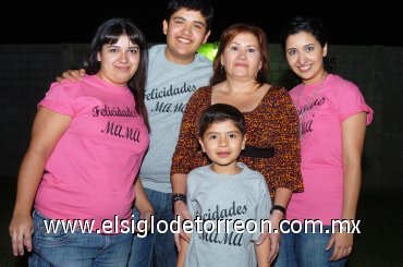 15112007
Gabriela Serrano Medina en la compañía de Ana Julia, Gabriela y Ernesto Flores y Manuel Ojeda.