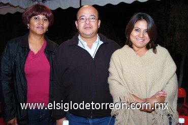 15112007
Lilia Soriano, Emanuel Azpilcueta y Olivia Durón, en pasada reunión de médicos veterinarios.