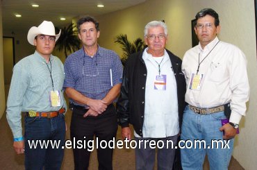 15112007
Miguel Bátiz, Francisco Javier González, Jaime Vázquez y Óscar Álvarez en una reunión de veterinarios.