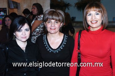 15112007
Verónica Orozco, Laura Robles y Lidia González disfrutaron de una puesta en escena en el Teatro Nazas.