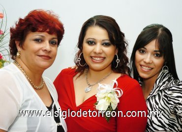 11112007
Gabriela Samaniego de Ortiz junto a sus queridas hijas, Karen Odethe y Karina Lizethe Ortiz Samaniego.
