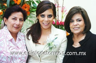 14112007
Luz María de Sarmiento y Elodia de Castrejón organizaron una elegante despedida de soltera para Lucía.