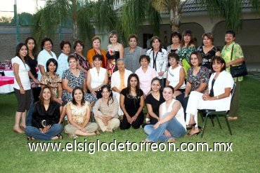11112007
Claudia Garza Esquivel acompañada de un nutrido grupo de amistades que asistieron a su despedida de soltera.