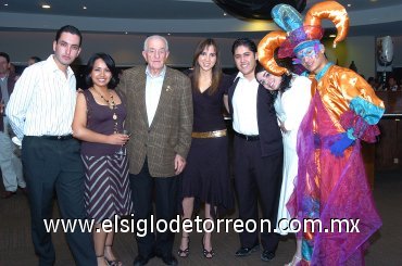 10112007
Blanca Lizaola, Fernando Ramírez, Octavio Martínez, don Tomás López, Érika Vera, Karla Saldívar y el arlequín.