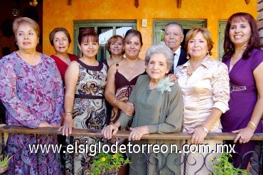 11112007
La señora Flora López de García celebró su cumpleaños en compañía de sus hijos Gloria, Rosy, Norma, Yolanda, Elvira, Tencha, Elvia y Manuel.