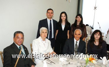 11112007
Raúl y Rosa María Villalobos, Gaspar, Rosa María y Mauricio Navarro, Giovanna y Brenda Gutiérrez.