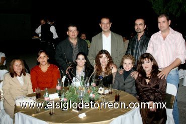 14112007
Alejandro Padilla, Angélica de Padilla, Jorge Salmón, Elena de Salmón, Manolo Martínez, María Luisa de Martínez, Carlos Martín, Mary de Martín, Alejandra Villa y Esthela Salazar.