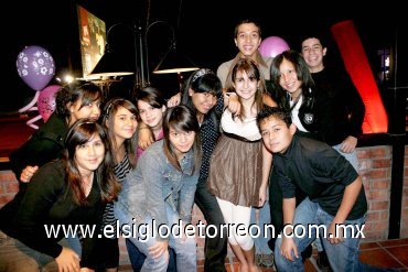 14112007
La festejada acompañada de un grupo de amigos al celebrar quince años.