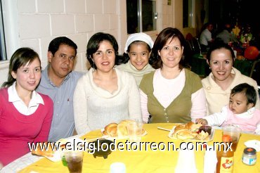 14112007
Mariana Aguilera, Carlos Galindo, Linda Trasfí, Gloria Galindo, Annel Trasfí y Angy Gutiérrez, acudieron a divertida piñata.
