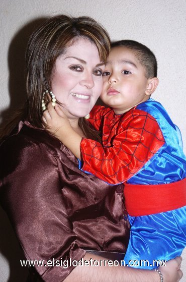 11112007
Juan Jesús González Mena acompañado de su mamá Reyna Mena, el día que festejaron su tercer cumpleaños como el Hombre Araña.