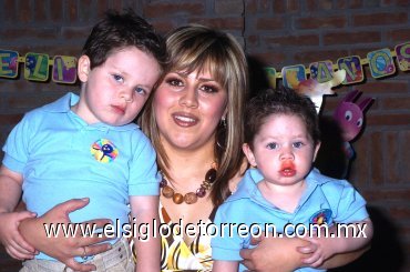 11112007
Juan Roberto y Emiliano Fernández Gallardo cumplieron años, los acompaña su mamá Ivonne de Fernández.
