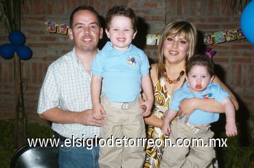 11112007
Juan Roberto y Emiliano Fernández Gallardo cumplieron tres y un año de vida respectivamente, los festejaron sus papás Roberto Fernández Espinosa e Ivonne Gallardo de Fernández.